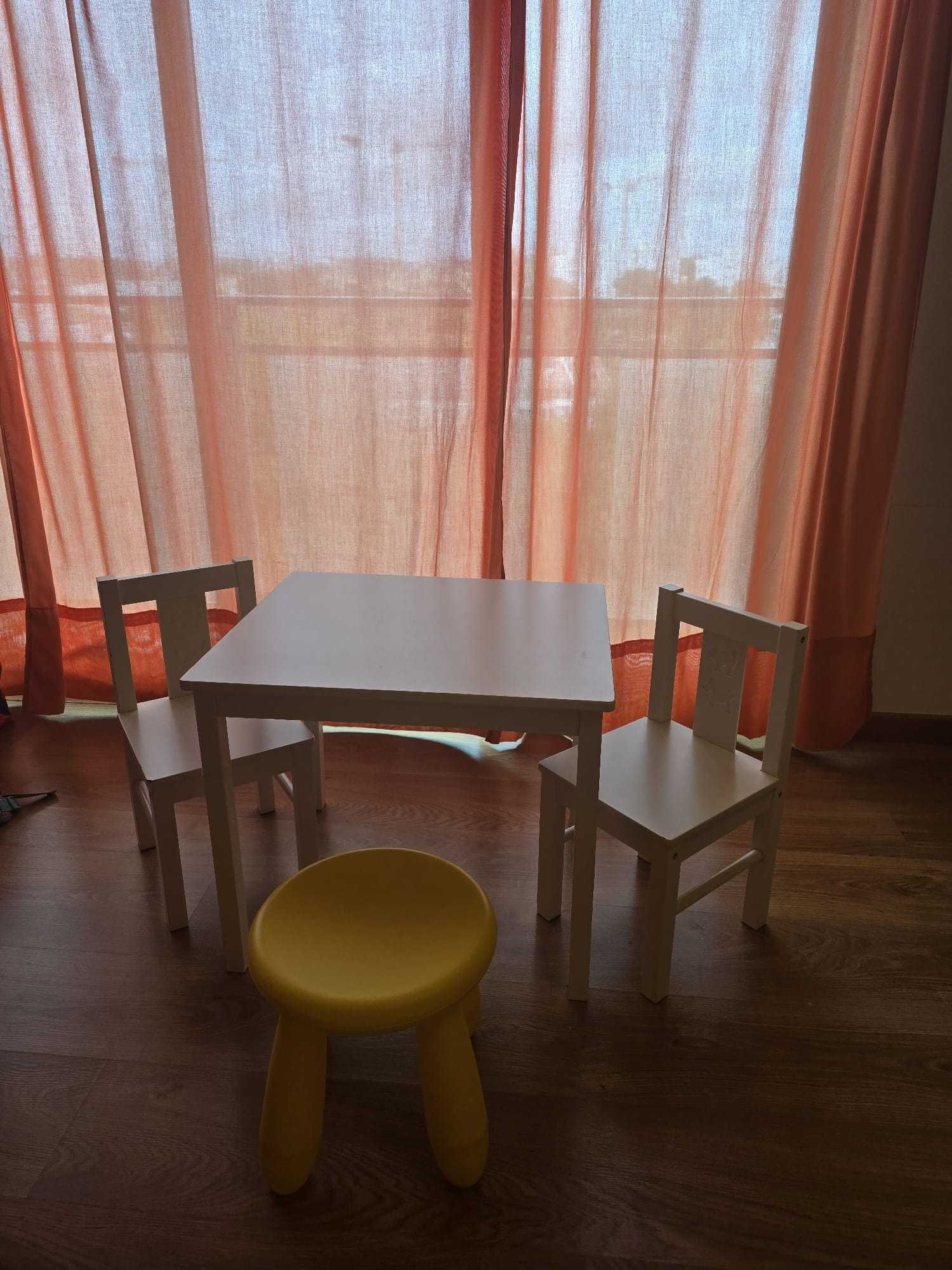 Mesa de criança IKEA KRITTER, duas cadeiras e banco, excelente estado.