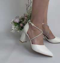Взуття жіноче. Туфлі білого кольору