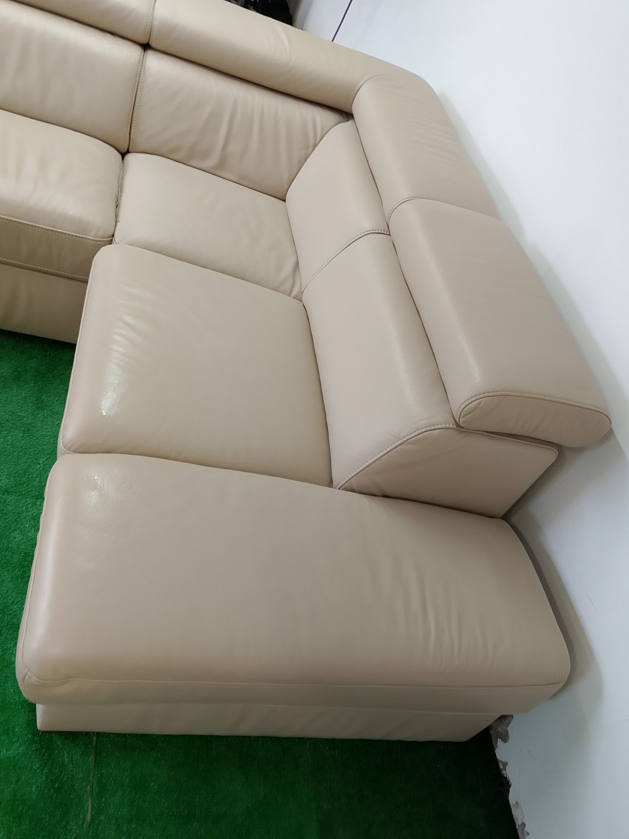 Narożnik elegantek z pojemnikiem na posciel