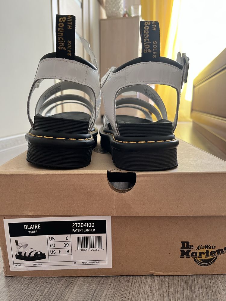 Подам сандалі dr Martens