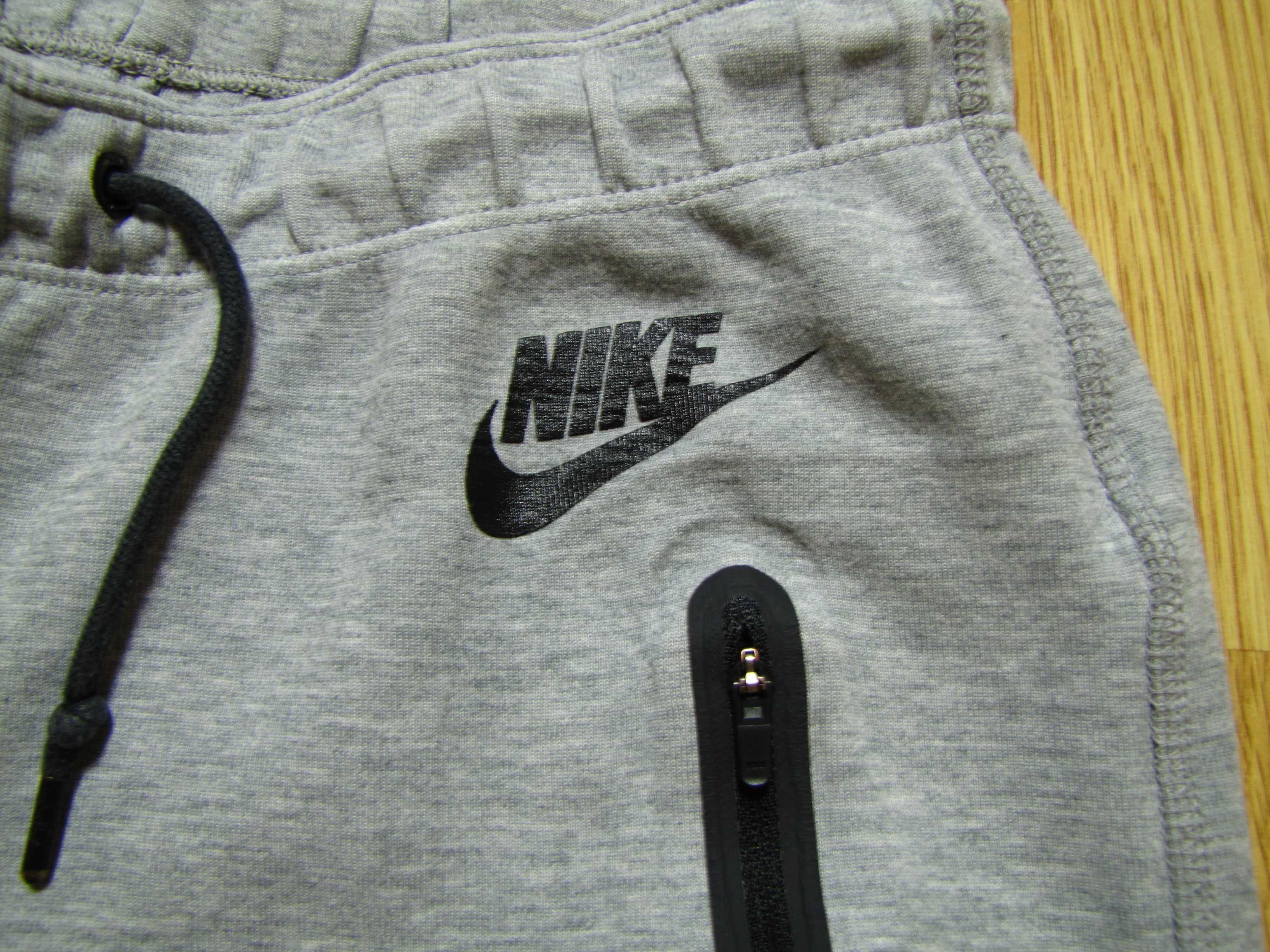 Spodnie damskie Nike Tech Fleece - M