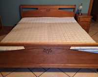 Stare drewniane łóżko z materacem