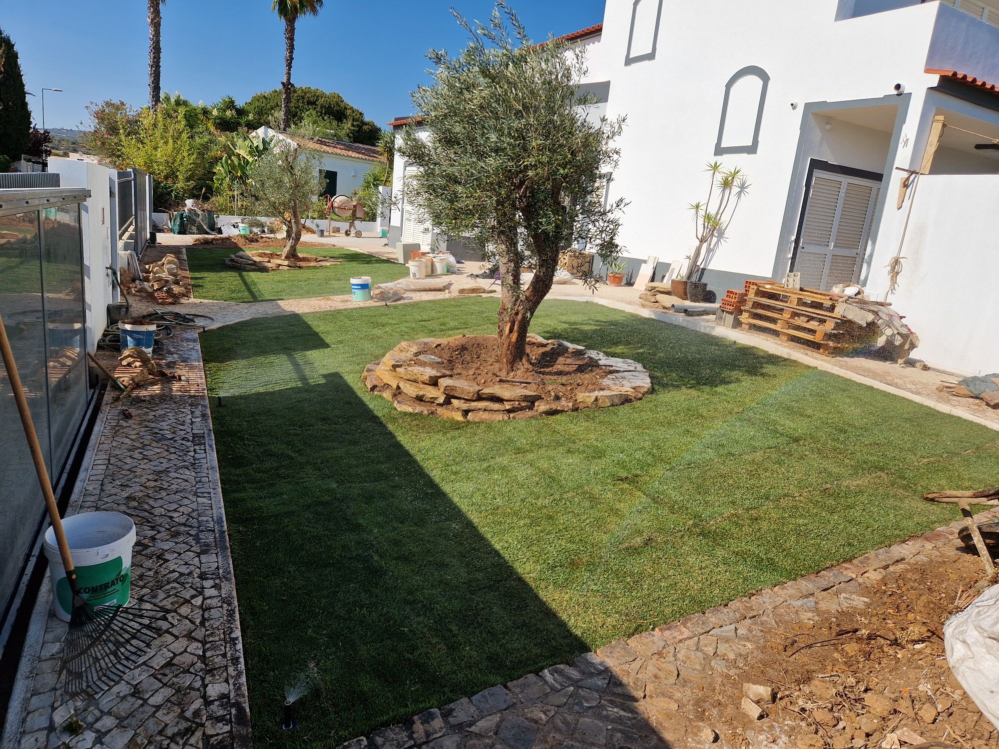 Manutenção e construção de jardins e manutenção em piscina