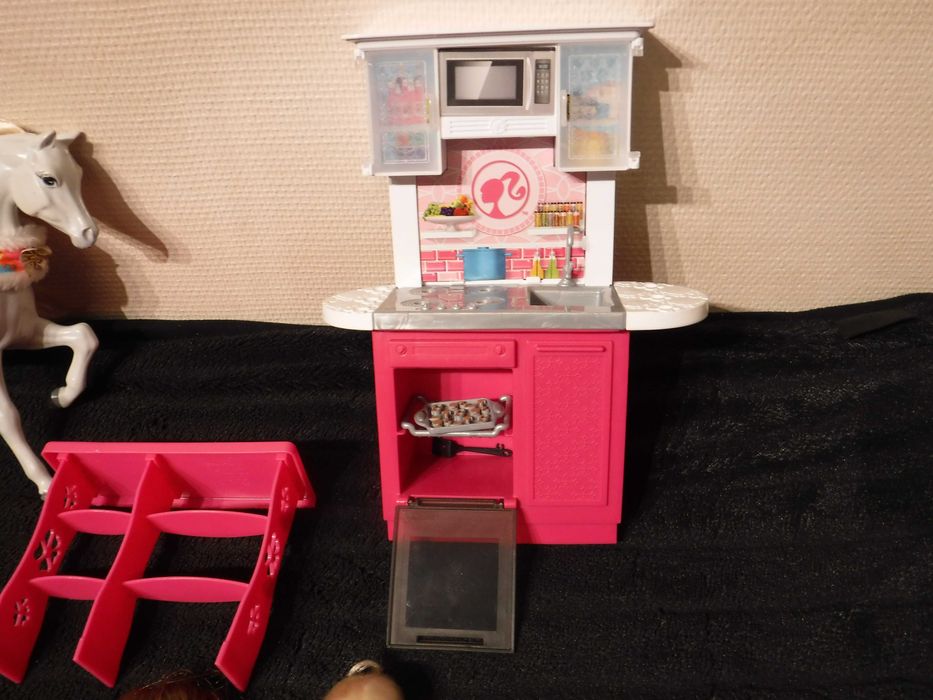Lalki Barbie z konikiem i kuchnią  < P