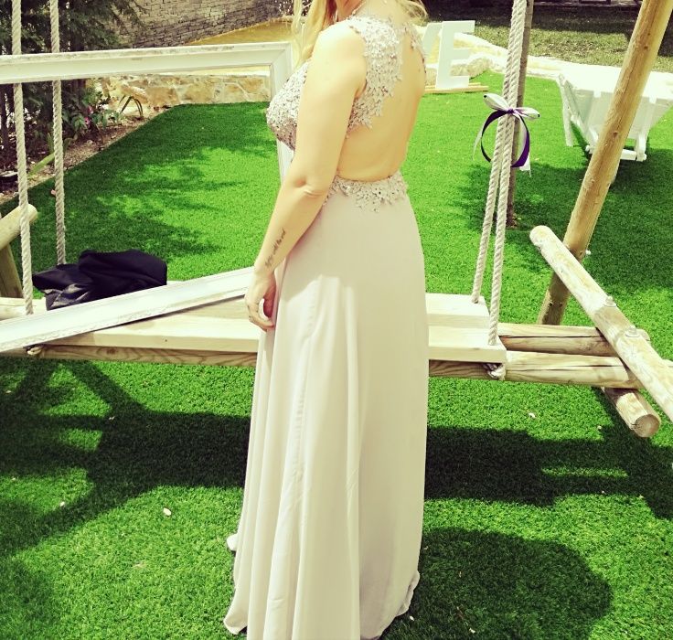 Vestido de cerimônia de cor creme acinzentado com rendas