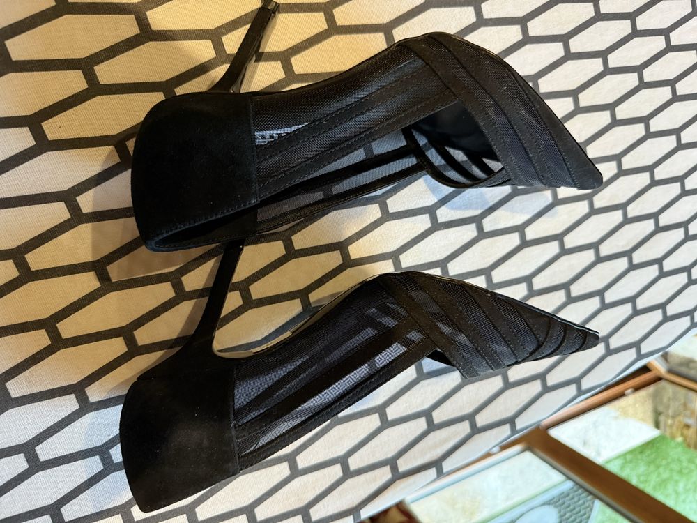 Sapatos novos com etiqueta