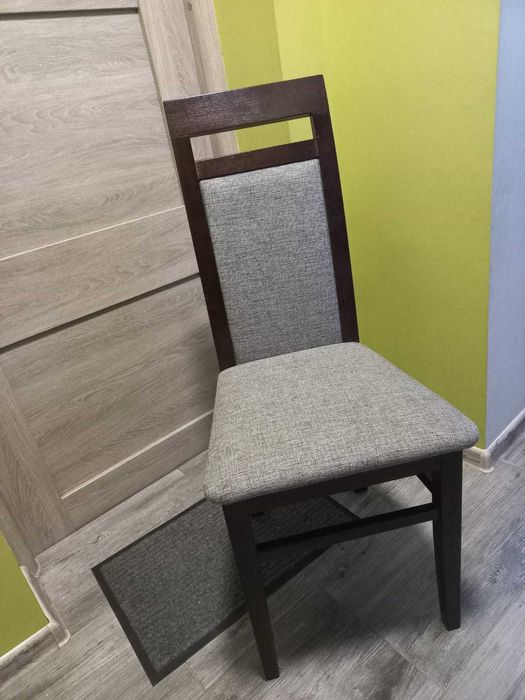 Stół wraz z  krzesłami