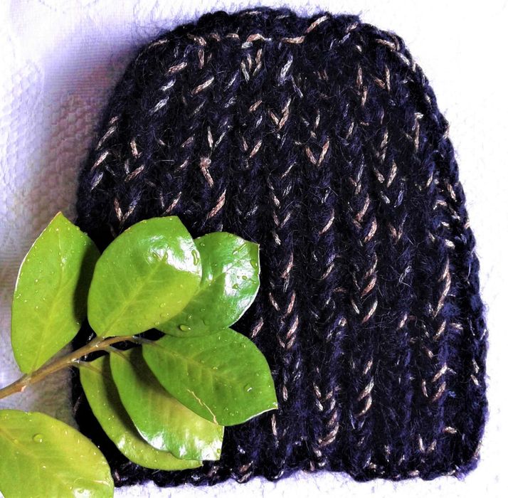 Czarno- złota, moherowa czapka