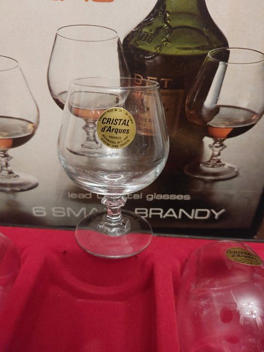 Nowe kryształowe kieliszki do koniaku lub nalewki