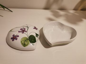 Porcelanowe naczynie zamykane w fiołki
