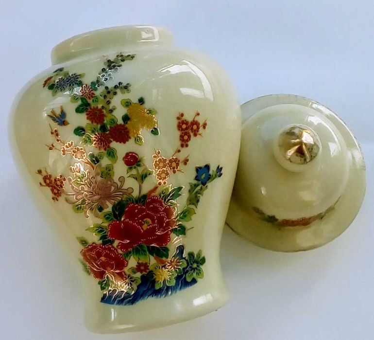 Pote de loiça com tampa e motivos do Japão