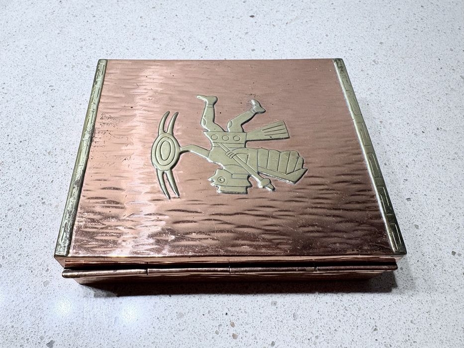 Linda caixa cigarreira peruana em cobre com latão