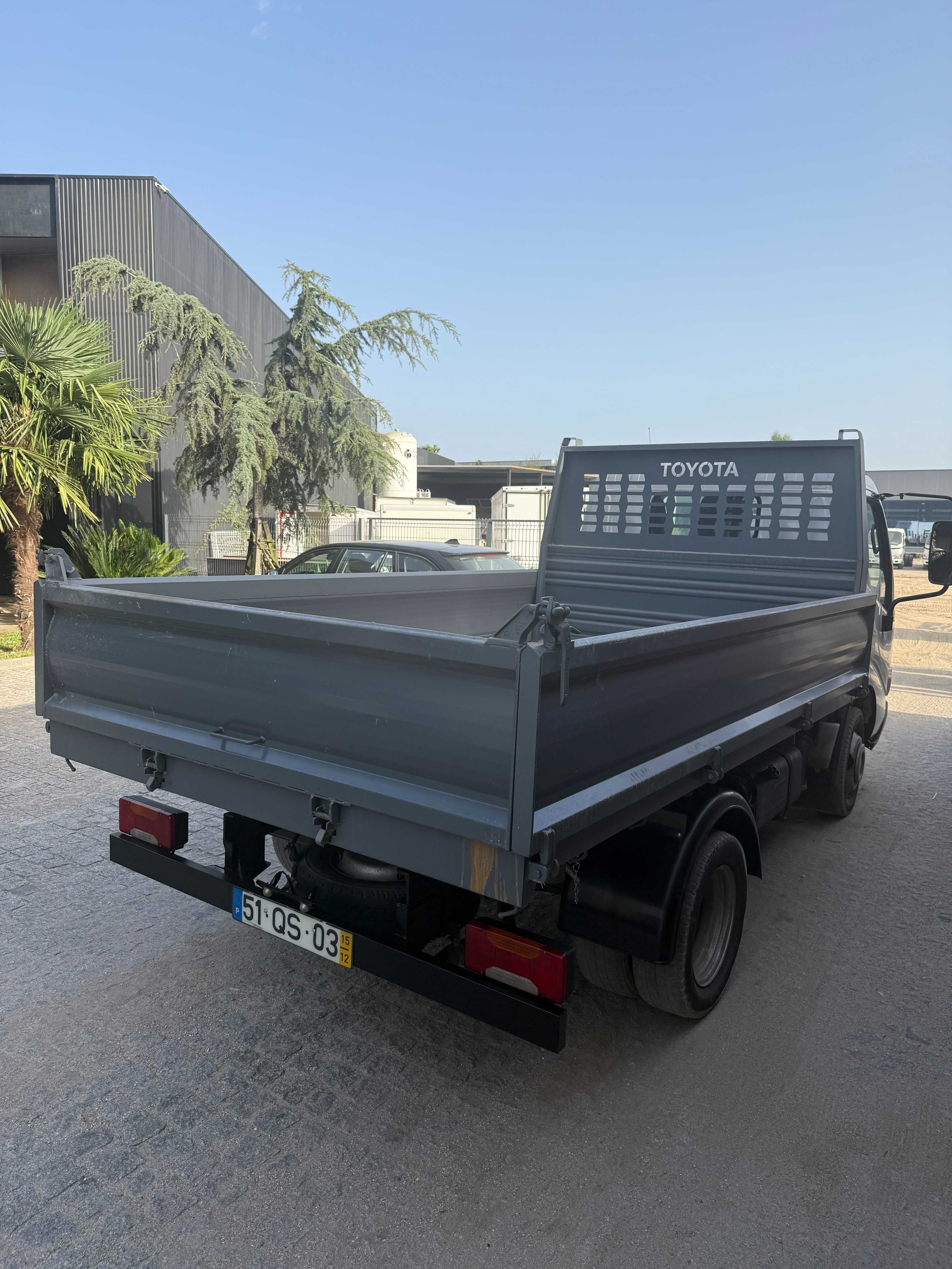 Toyota dyna tribasculante 2015