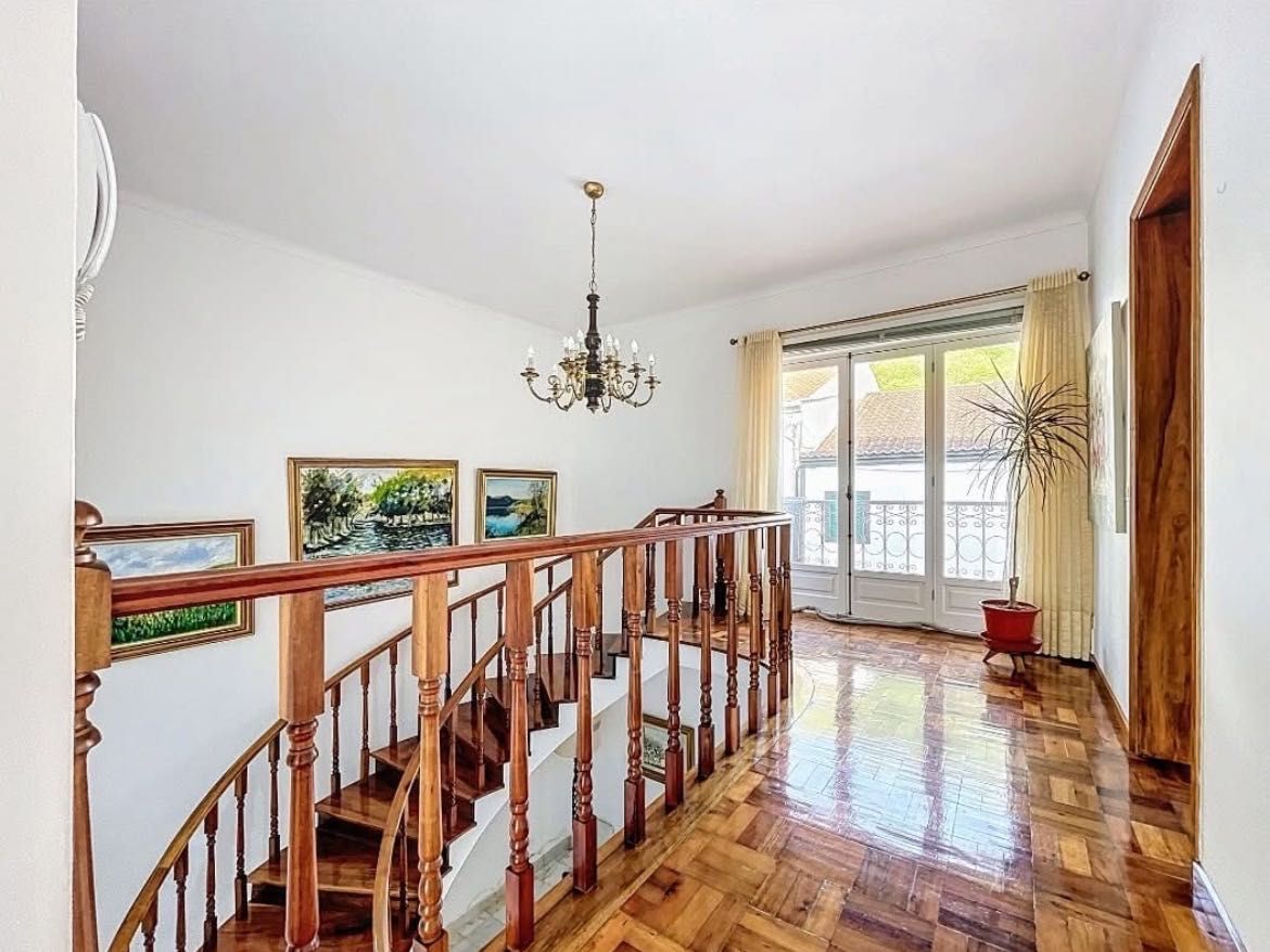 t5 com Três garagens que podem ser transformadas em  3 apartamentos!