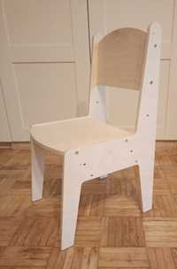 Krzesełko drewniane z regulowaną wysokością.