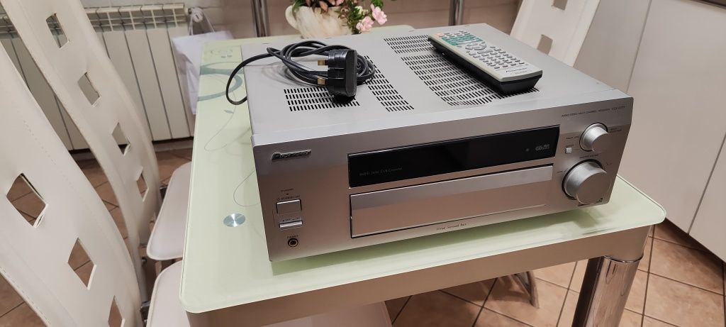 Amplituner stereo i kina domowego Pioneer VSX-D711. Mocny z pilotem