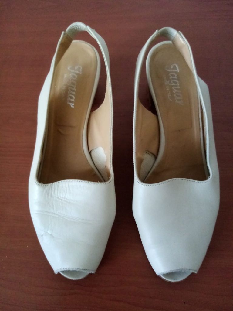 Buty skórzane na szeroką stope bezowe eleganckie mały obcas