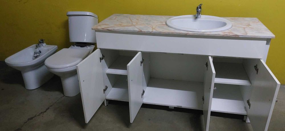 WC _ Móvel c/ pedra, lavatório, Bidé e sanita c/ reservatório.