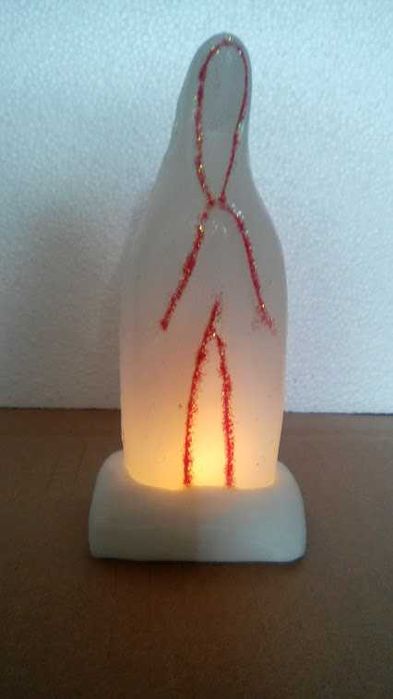 Santas e anjos estilizados com luz interior