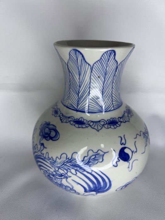 Chiński wazon Qinghua smok porcelana kopia XIX/XX w.
