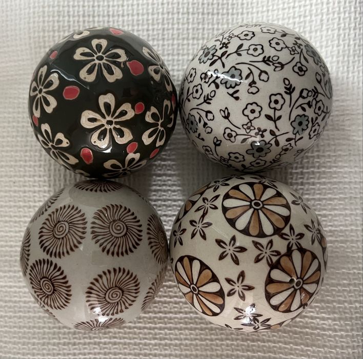 Bolas decoradas em cerâmica
