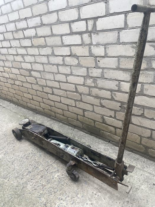 Продам  б/у домкрат подкатный 10 т