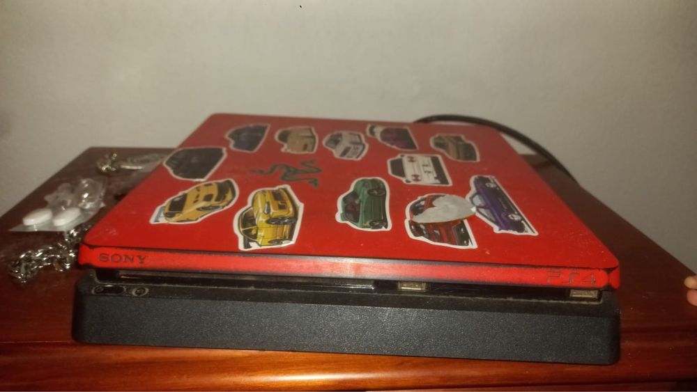 PS4 com dois comandos