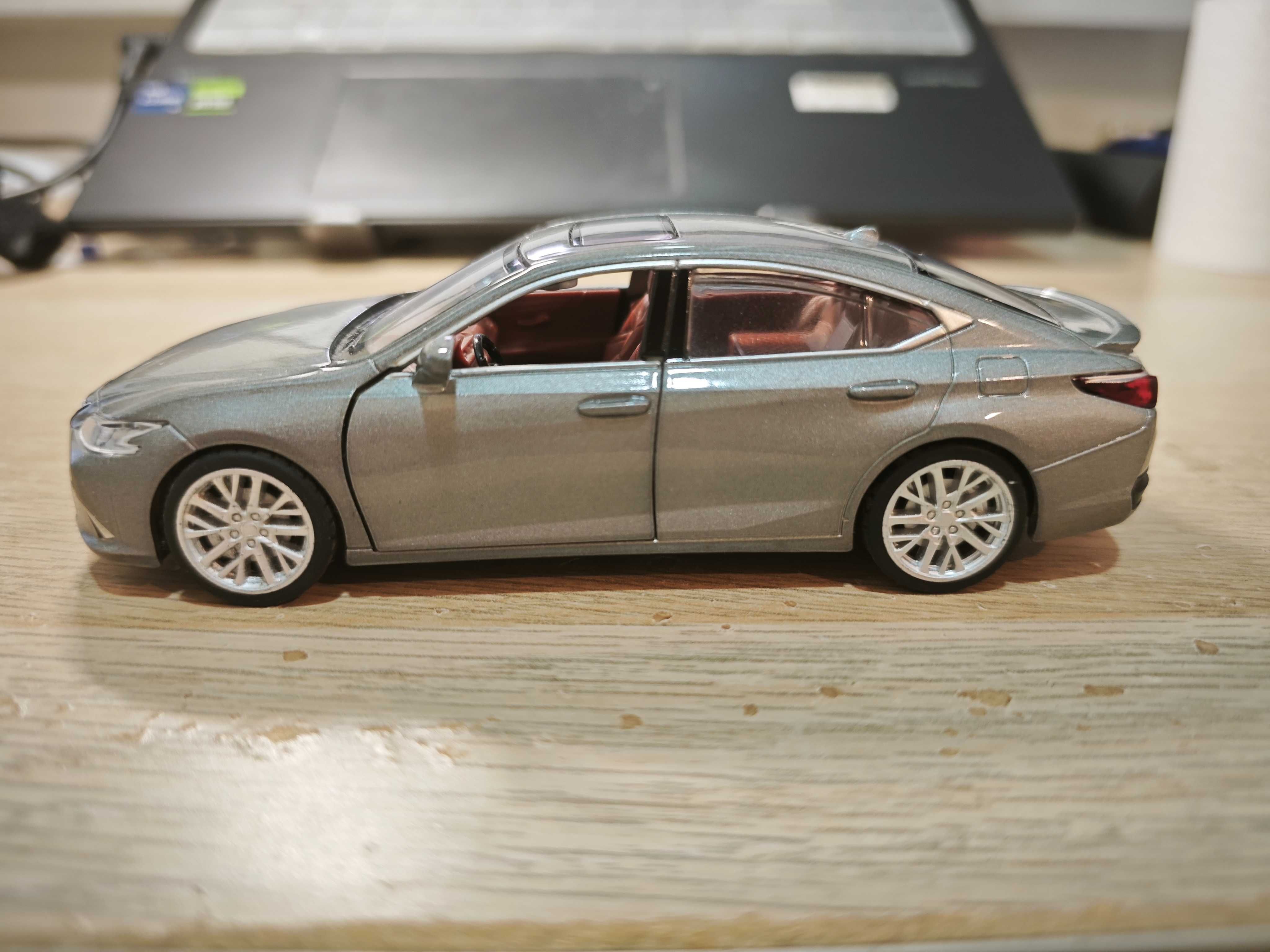 miniatura 1/35 Lexus ES300h