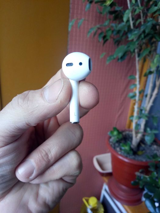 Продам кейс  наушников Apple AirPods 2