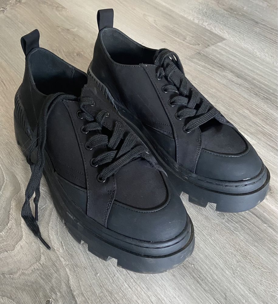 Czarne buty, sneakresy w rozmiarze 39