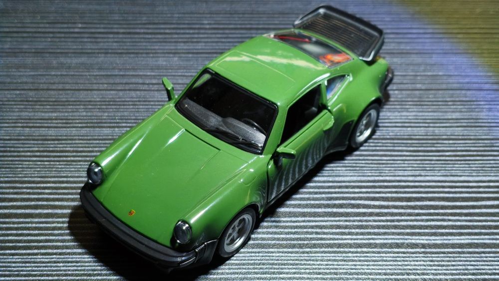 Модель автомобиля Porsche 911 Turbo 3.3 / Масштаб 1:36