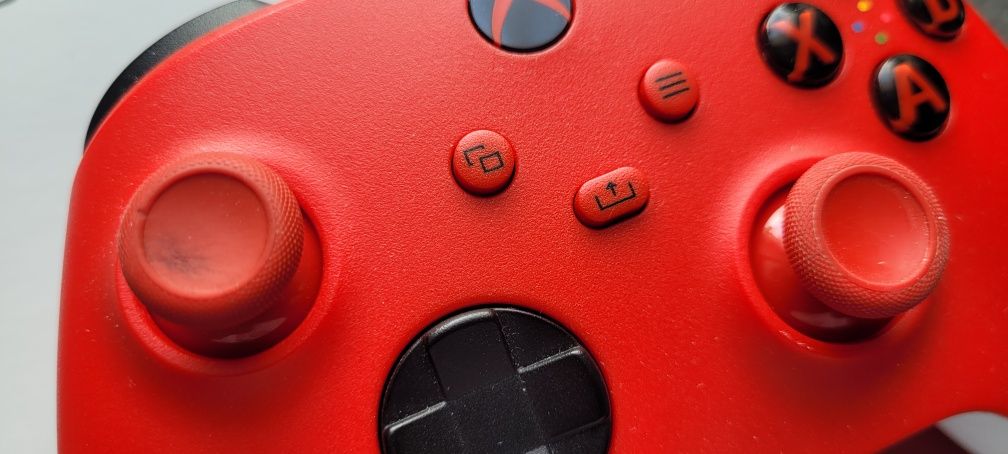 Pad xbox series Red z dryfem lewej gałki.