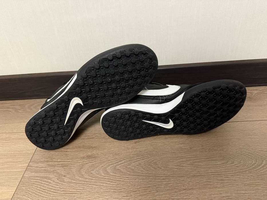 Шкіряні сороконіжки Nike Tiempo 43 розмір