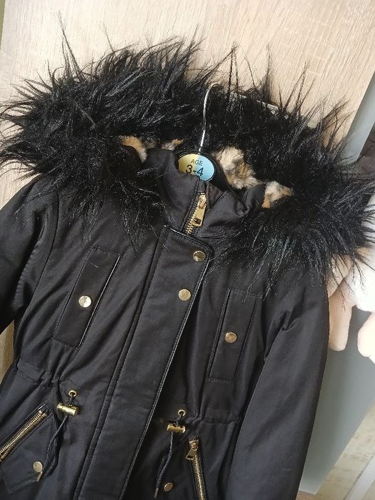 Дитяча парка на дівчинку