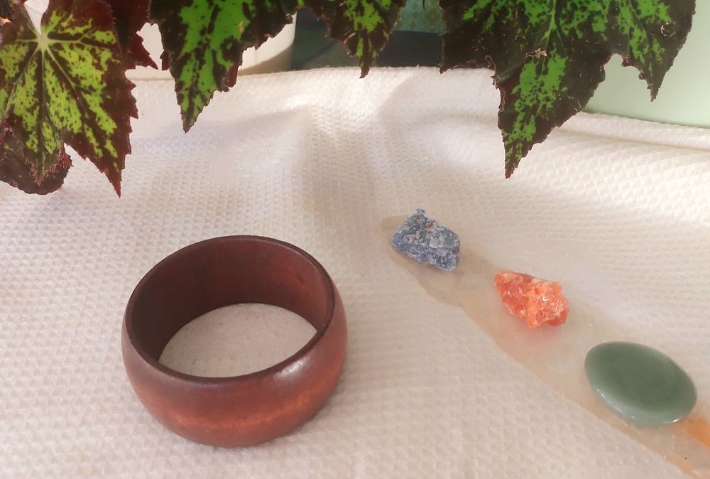 Pulseira de madeira larga