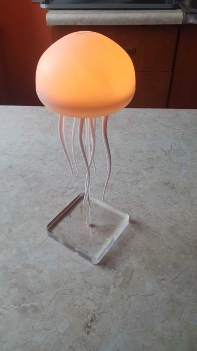 Bioniczna meduza RGB – lampka z ruchomymi mackami i USB