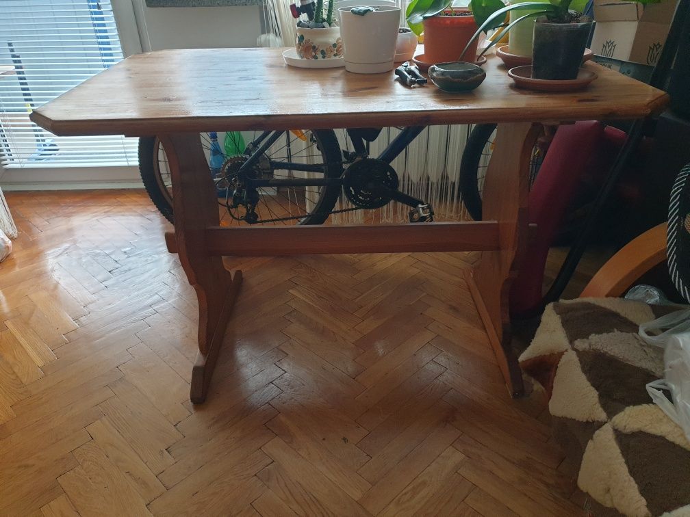 Stół drewniany stabilny