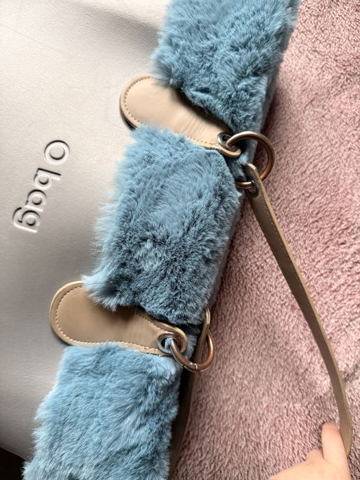 Toba O bag Classic szara z beżowymi uchwytami + niebieskie futerko