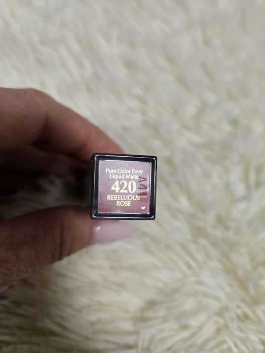 Помада Estee Lauder в оттенке 420  Rebellious Rose