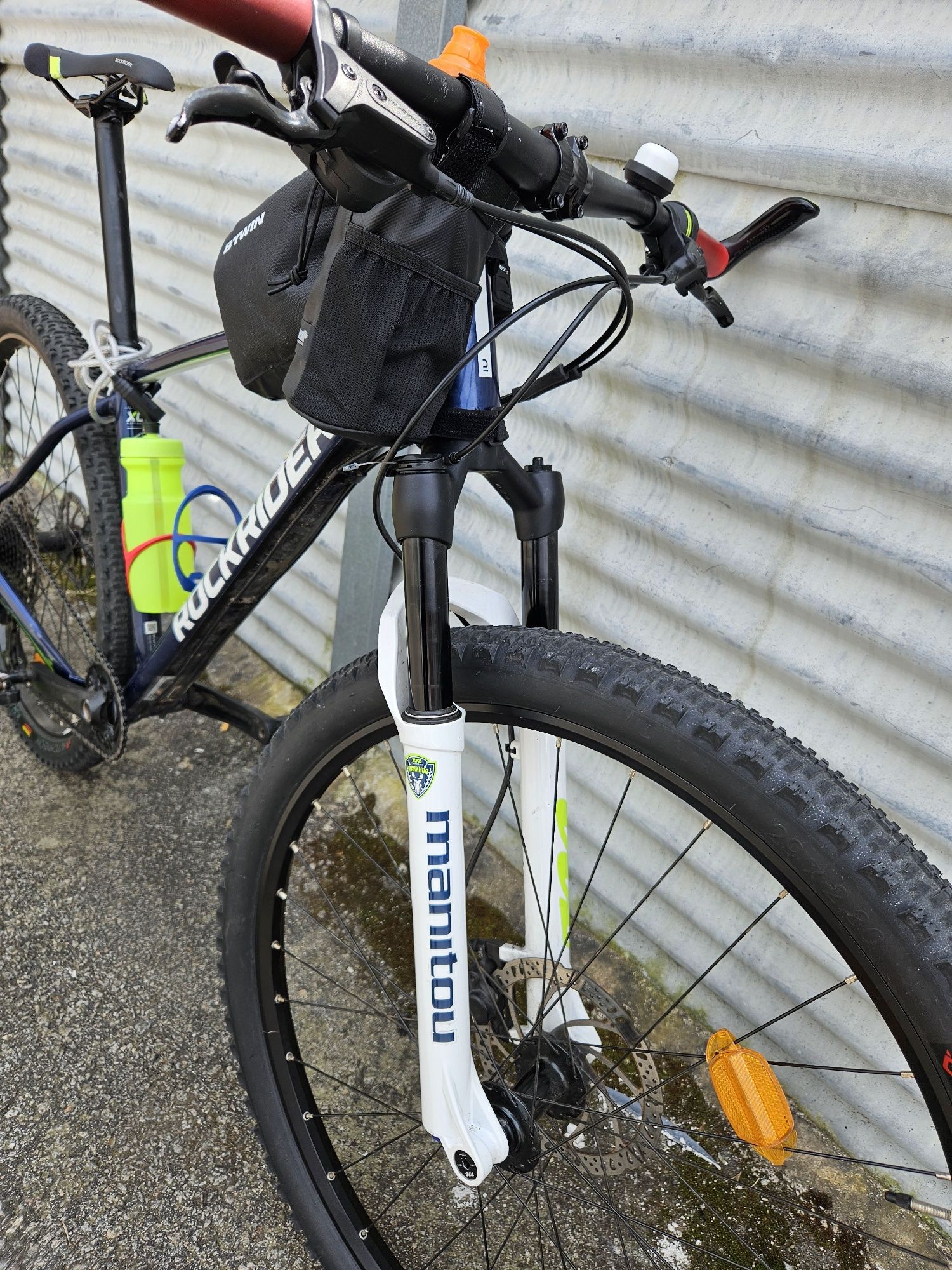 Bicicleta BTT com vários acessórios e ferramentas