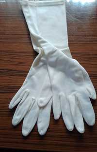 Długie białe rękawiczki