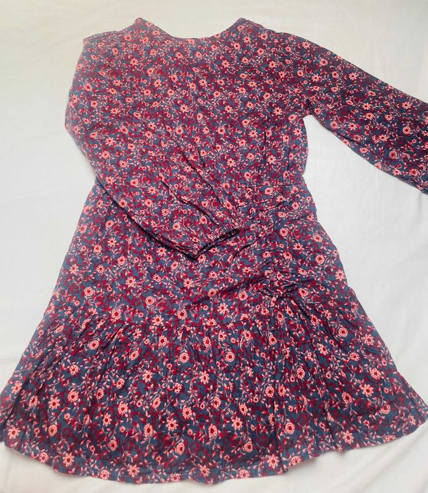 vestidos de niña y una camiseta de mujer