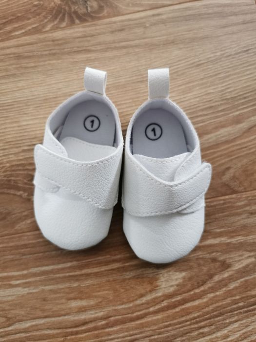 Buciki białe na chrzest