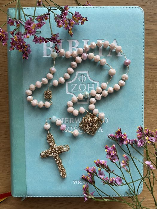 Piekny rożaniec w kolorze beżu