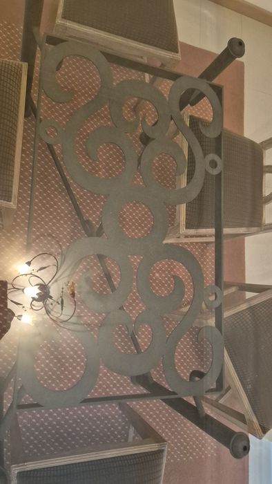 Mesa de jantar e seis cadeiras