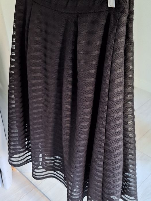 czarna spódnica midi rozkloszowana w paski