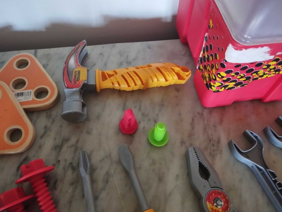 Conjunto de ferramentas com caixa que não fecha muito bem a tampa.