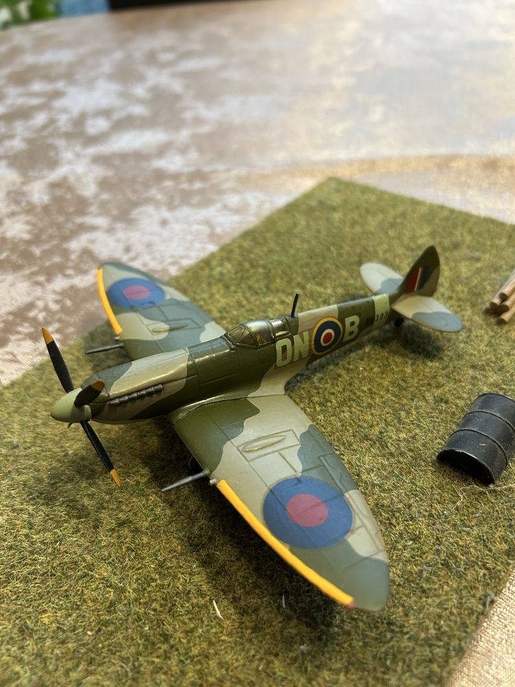 Model myśliwca Supermarine Spitfire Mk IX 126 Dyonu RAF w skali 1:72