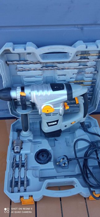 Młotowiertarka SDS TITAN 1500W 8j Udaru
Cały komplet z wiertłami