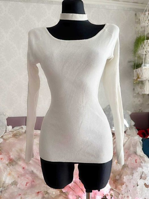 sweter biały prążkowany ala choker ciepły dopasowany wygodny dzianina